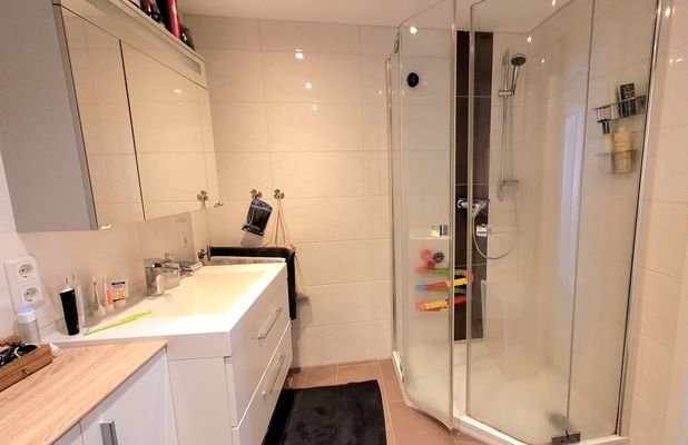 Bad mit Dusche im 1.OG