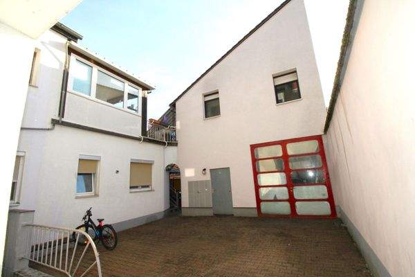 Innenhof und Vorderansicht Hintergebäude mit Werkstatt