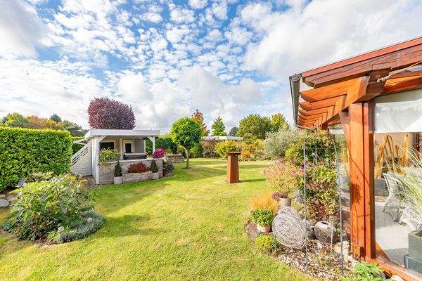 Garten mit Sitzecke und Grill