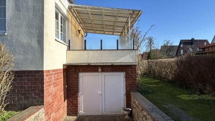 Kleine Garage und Terrasse
