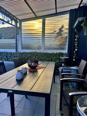 Teil der Terrasse ist überdacht 