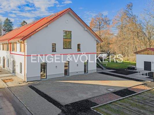 Hausansicht mit Gartenanteil und Abstellraum