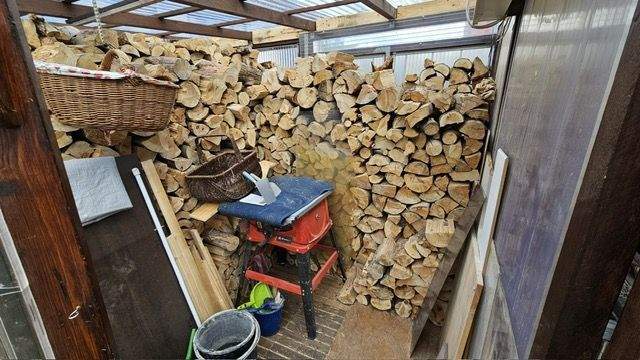 Werkstatt mit Holzlager 02.jpg