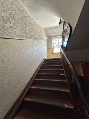 Treppenhaus mit Fenster