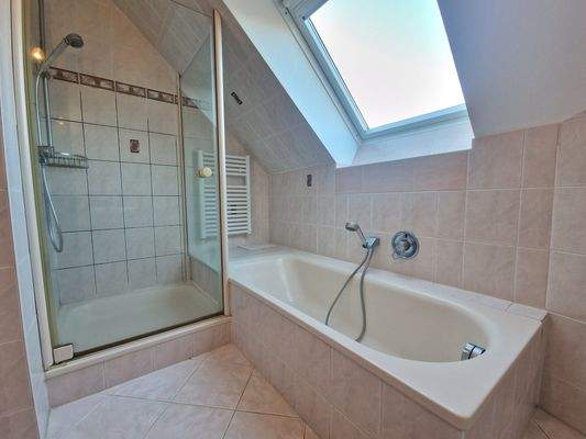 Bad mit Dusche &amp; Badewanne.jpg