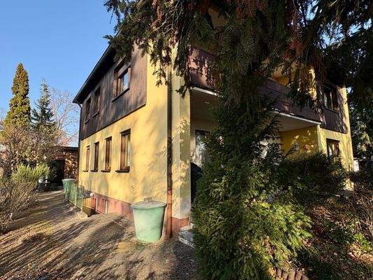 Wohnhaus mit Kellerabgang