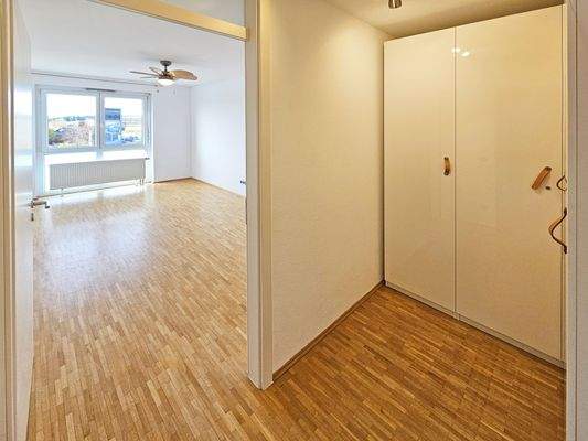 Schlafzimmer mit angrenzender Ankleide