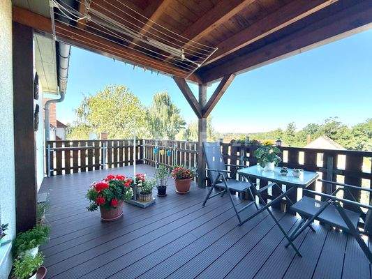 Großzügiger Balkon im Obergeschoss