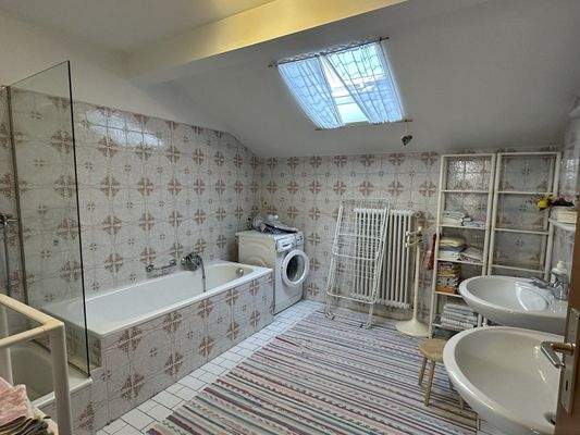 Bad mit Dusche und Wanne