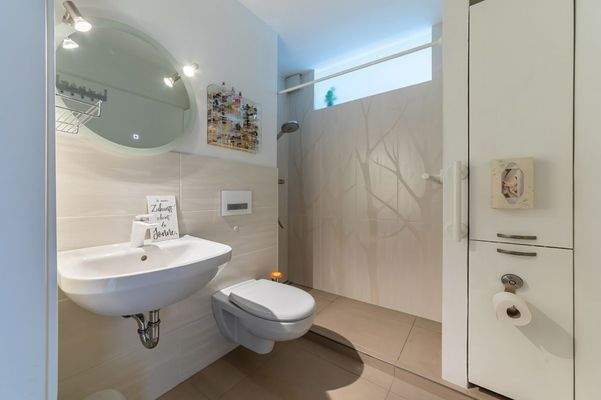 Badezimmer mit Dusche
