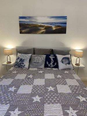 Schlafzimmer mit Bett 1,60 x 2,00 m