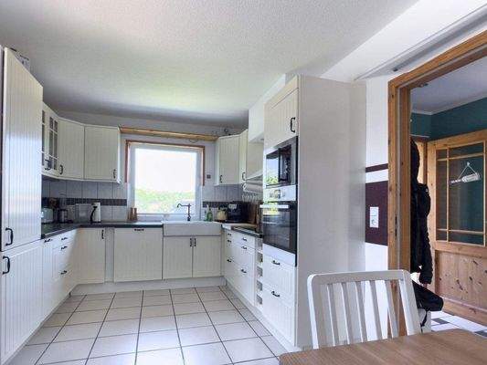 Moderne Küche mit Essplatz