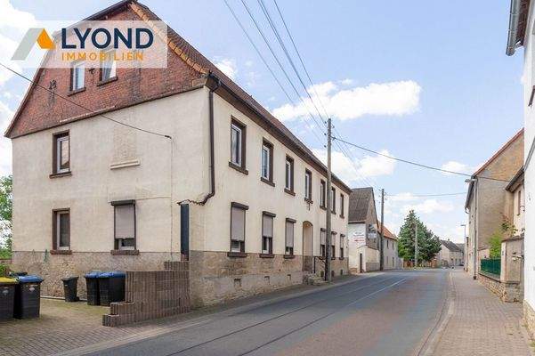 Straßenansicht Hauptgebäude