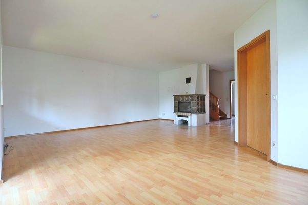 Wohnzimmer mit Zugang zur Küche