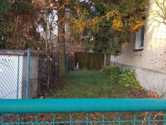 Trafo links der Einfahrt