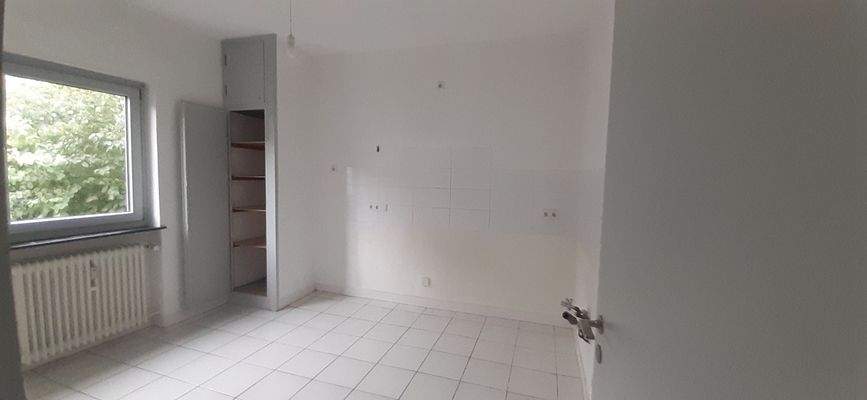 Küche mit Schrankregal