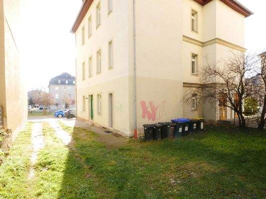 HAUSRÜCKSEITE - teils Parkplatznutzung