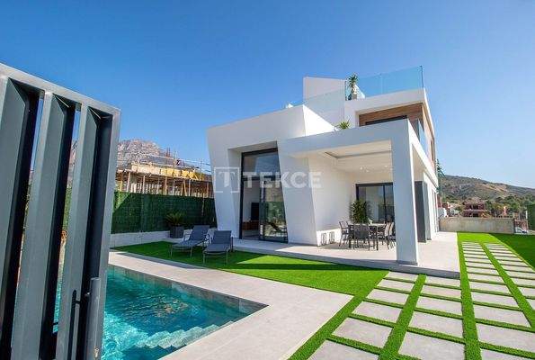 Villas Offering Views of the Sea and Mountains in Alicante