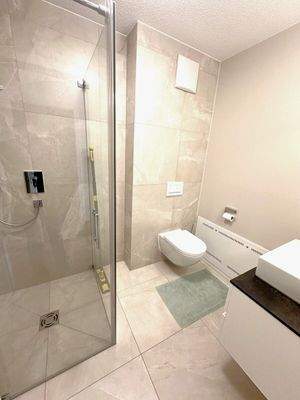 weiteres Badezimmer mit Dusche