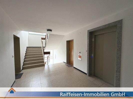 Treppenhaus mit Aufzug