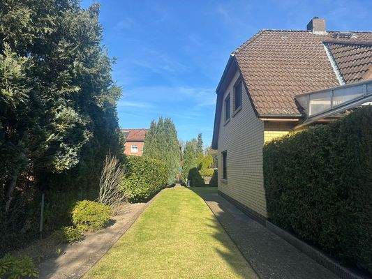 gepflegter Grünstreifen neben dem Haus