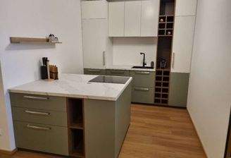 Spacious kitchen with all accecoires