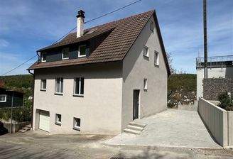 Hausansicht mit Parkplatz