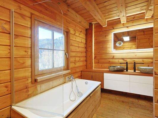 Modernes Bad mit Dusche, Badewanne und Doppelwaschbecken