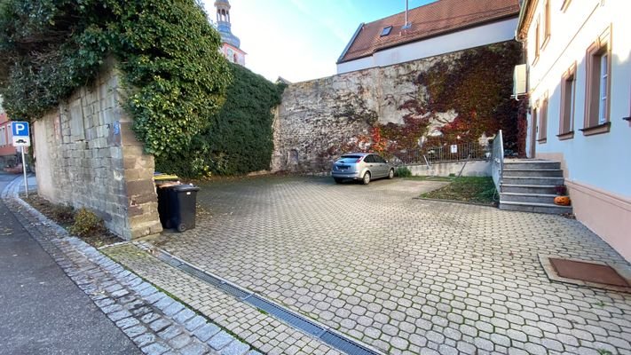 Parkplatz hinterm Haus.jpg