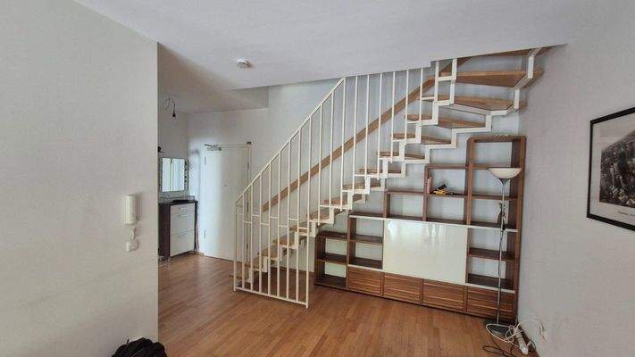 Blick aus Wohnzimmer → Treppe