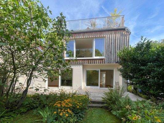 Mit der großen Terrasse, einem Balkon und der Dachterrasse sind schönste Außenbereiche bereits angelegt