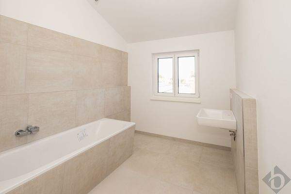 Badezimmer mit Fenster und Wanne