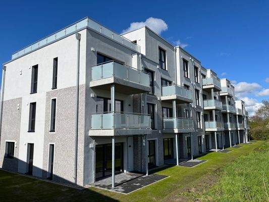 Südansicht mit Balkonen u. Terrassen