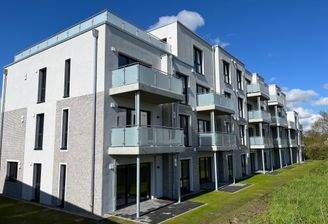 Südansicht mit Balkonen u. Terrassen