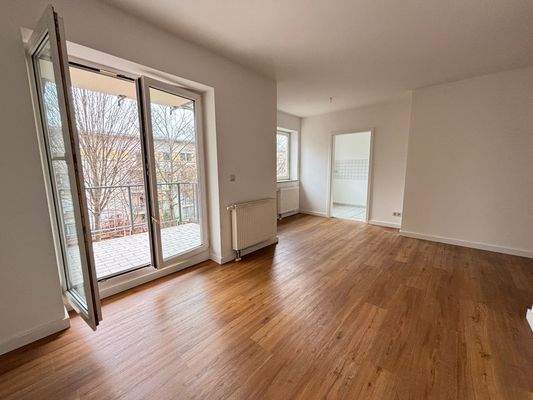 Helles Wohnzimmer mit Balkon