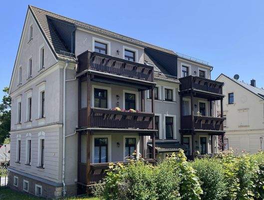 Hausansicht - Hofseite mit großen Balkonen