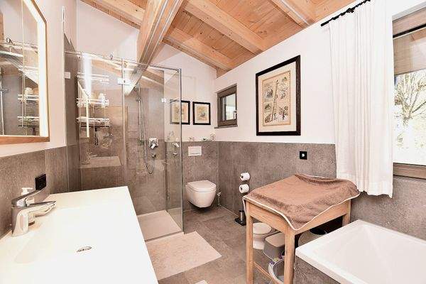 Badezimmer 1.OG mit Wanne und Dusche