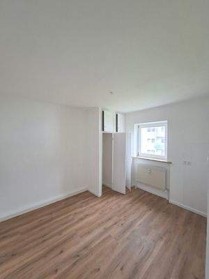 Leeres Zimmer mit Fenster