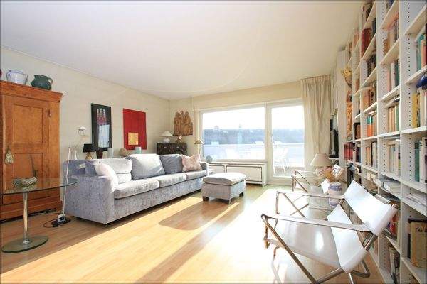 Wohnzimmer mit Zugang zur großen Sonnenterrasse