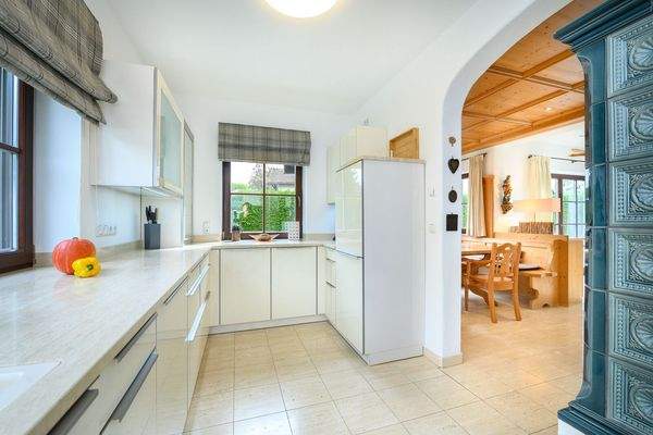 Moderne, offene Küche mit hochw. Elektrogeräten