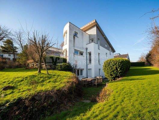 Haus Seitenansicht - (KI bearbeitet)