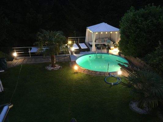 Pool bei Nacht
