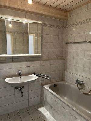 Helles großzügiges Badezimmer