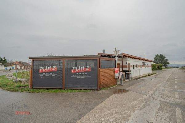 Aussenansicht mit Werbung