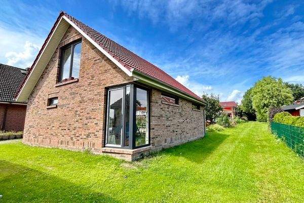 Grundstücksansicht mit Rohbau der Doppelgarage