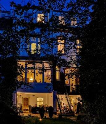 Rückansicht bei Nacht