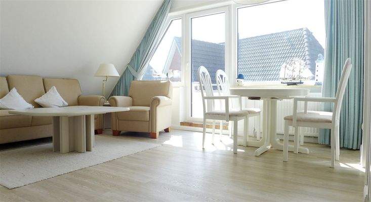 Wohn-/Esszimmer mit Zugang zum Süd-Balkon