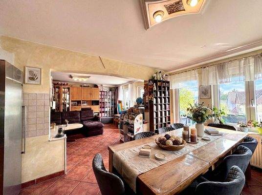 Offener Ess- und Wohnbereich mit viel Licht