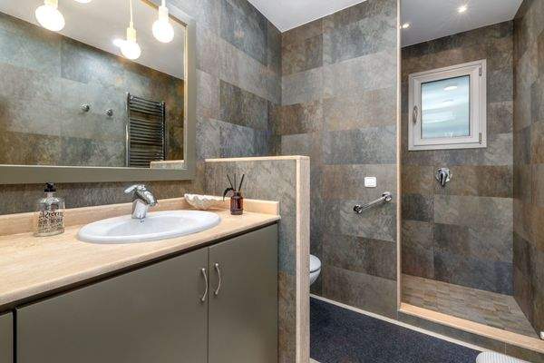 Tageslichtbadezimmer mit Dusche