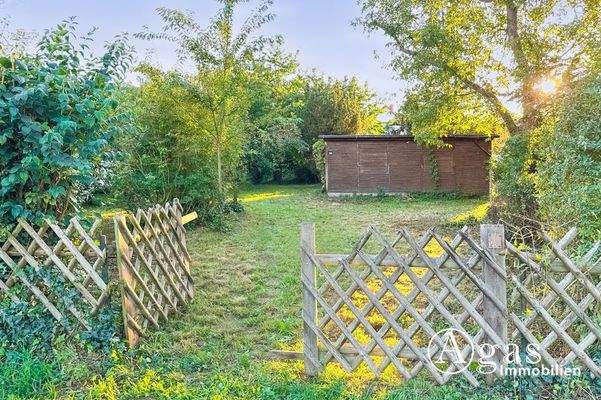 Tor in Richtung Bungalow  2